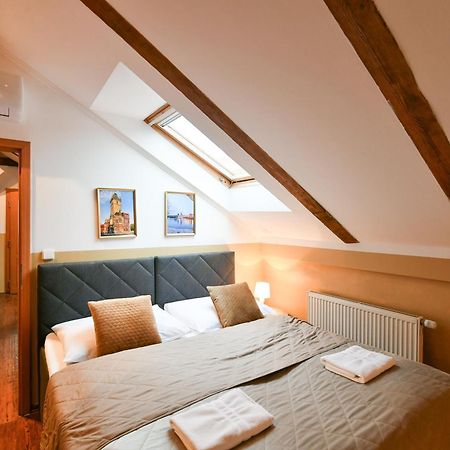 Amazing Charles Bridge Apartment Прага Экстерьер фото