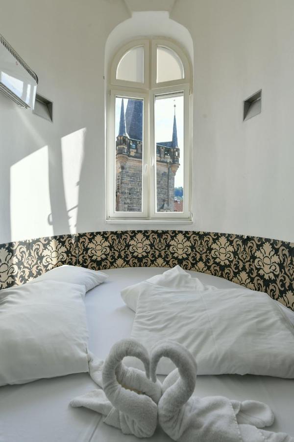 Amazing Charles Bridge Apartment Прага Экстерьер фото