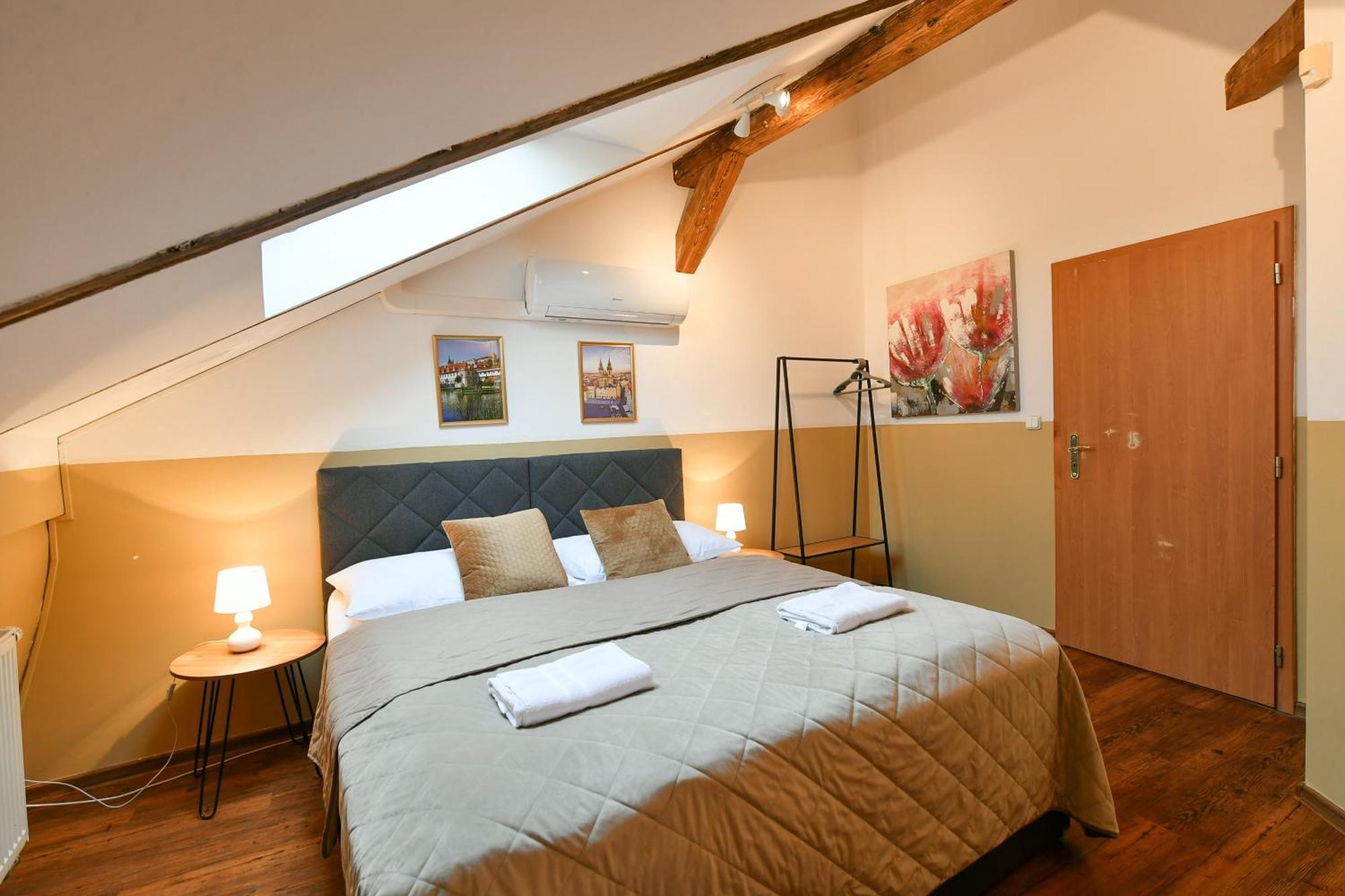 Amazing Charles Bridge Apartment Прага Экстерьер фото