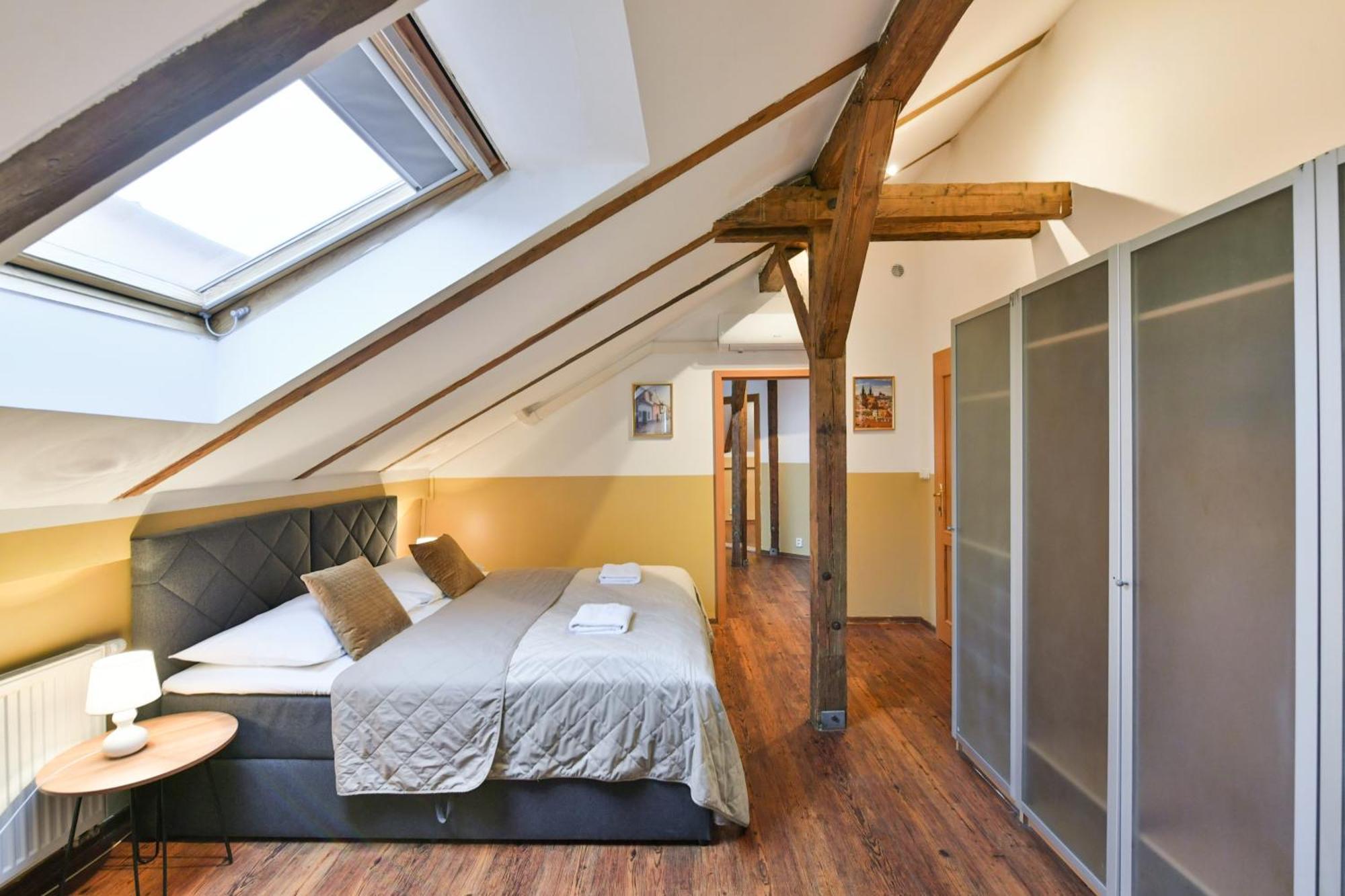 Amazing Charles Bridge Apartment Прага Экстерьер фото