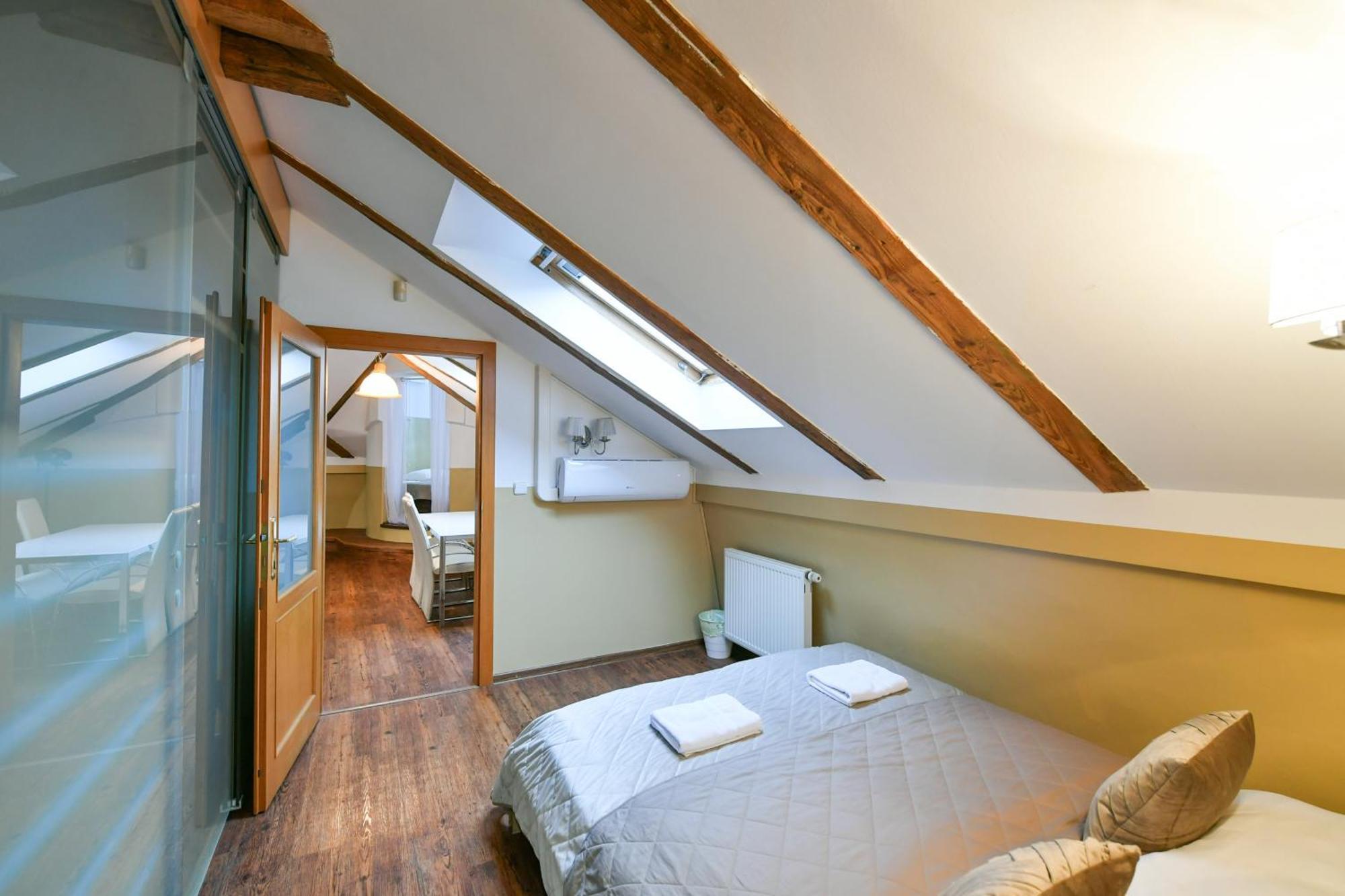 Amazing Charles Bridge Apartment Прага Экстерьер фото
