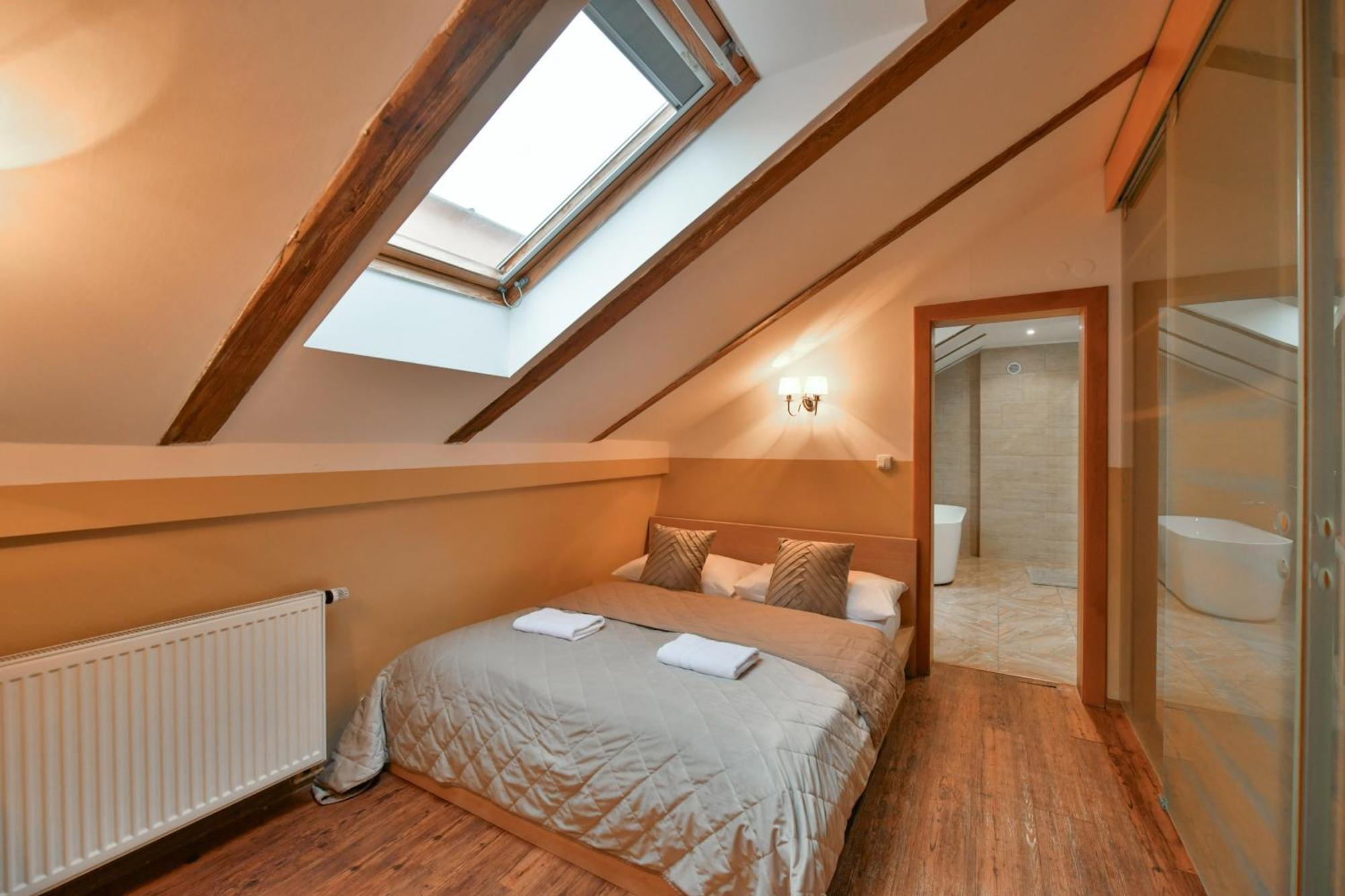 Amazing Charles Bridge Apartment Прага Экстерьер фото