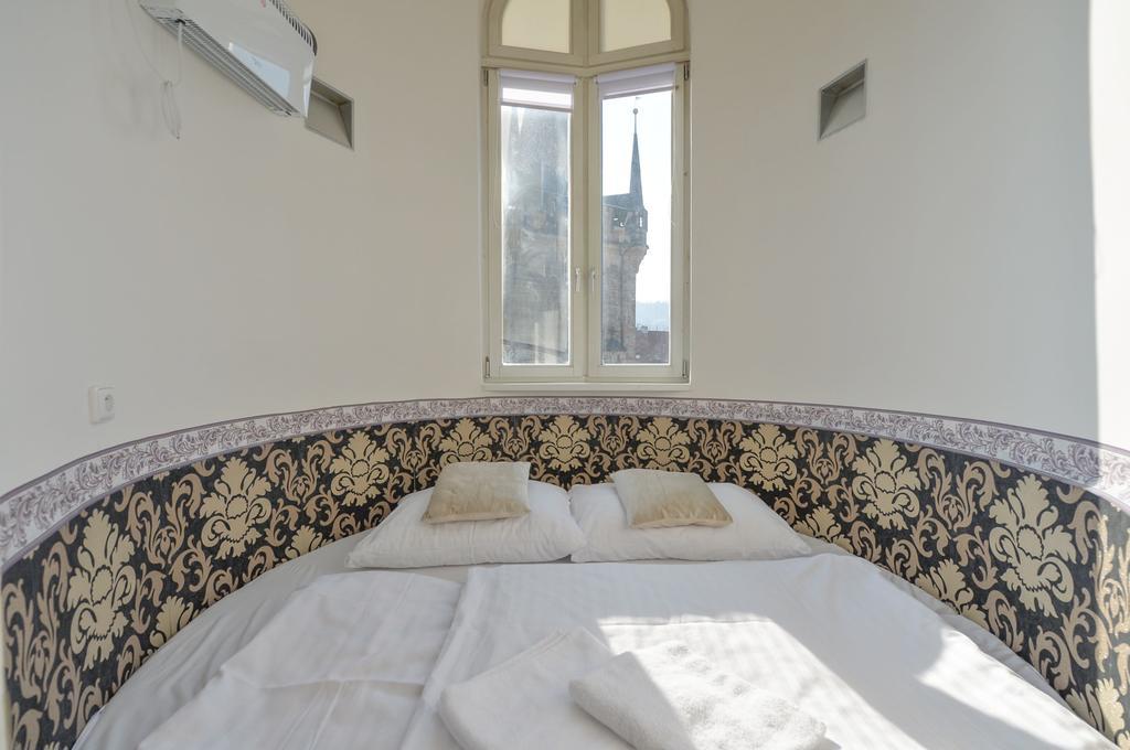 Amazing Charles Bridge Apartment Прага Экстерьер фото